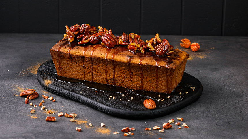 Süßes Kürbis-Bananenbrot mit angemachten Pekannüssen