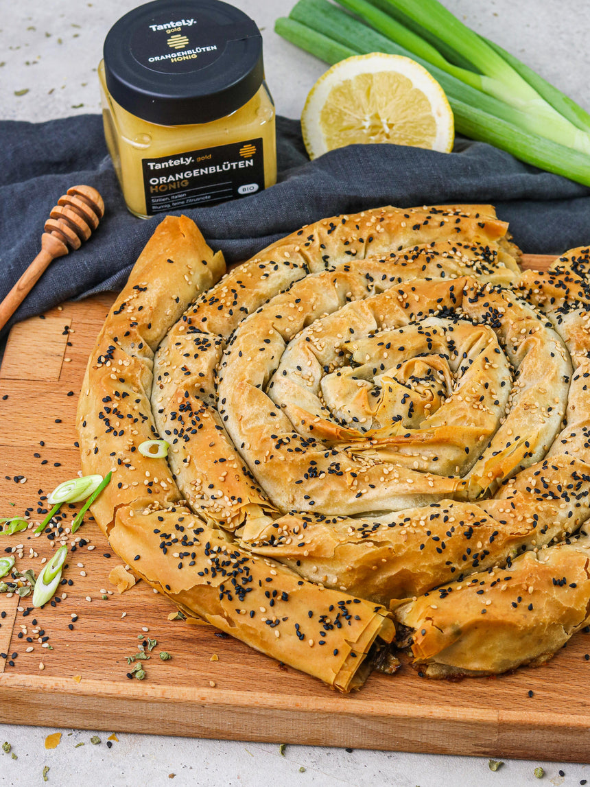 Filoteigschnecke mit Spinat, Feta und Orangenblütenhonig