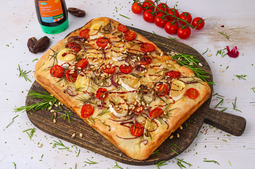 Schnelles Focaccia mit Ziegenkäse, Dattelsirup & Rosmarin