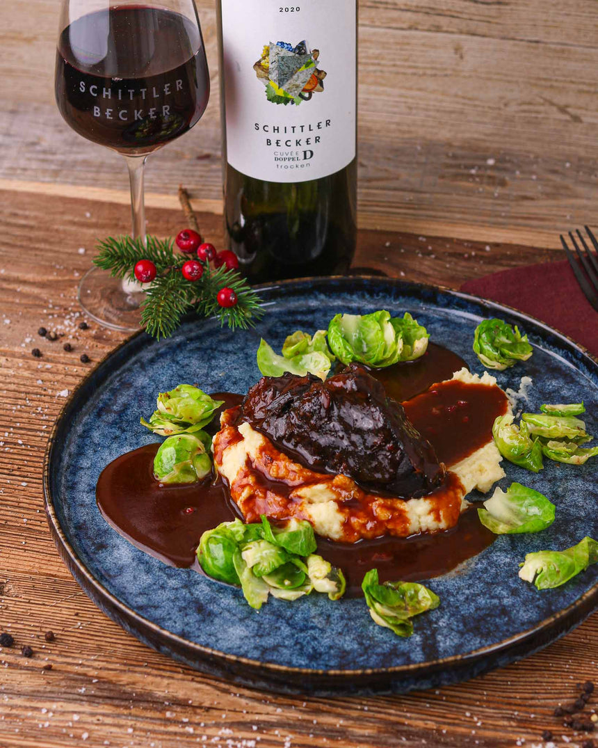 Zarte Ochsenbäckchen auf Pastinakenpüree mit Rosenkohlblättern – Foodoholic Zarte Ochsenbäckchen auf Pastinakenpüree mit Rosenkohlblättern – Foodoholic